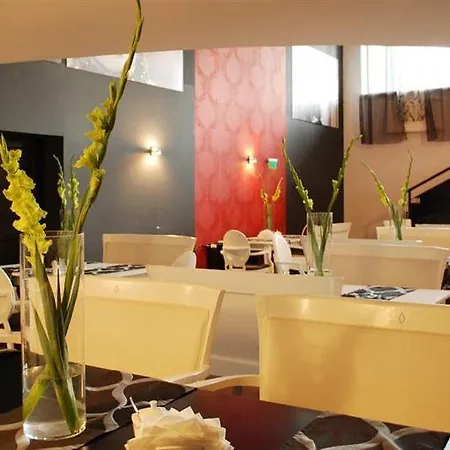 Black & White Hotel 3*