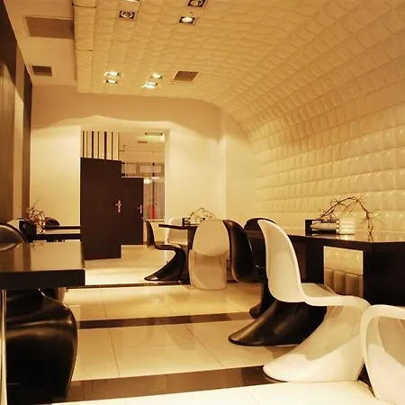 Black & White Hotel 3*