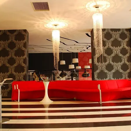 Black & White Hotel 3*