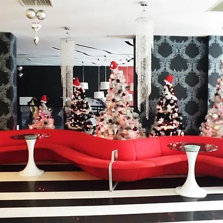 Hotel Black & White 3*