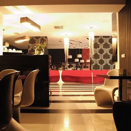 Black & White Hotel 3*